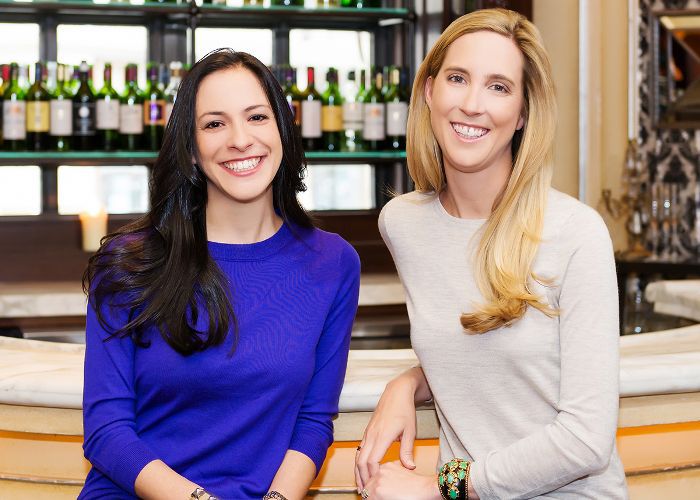 浴室交货的林赛·安德鲁斯和Lara水晶，联合创始人