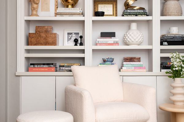 客厅有货架上的装饰物。