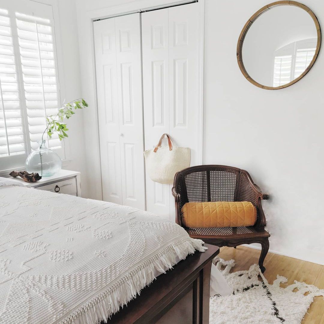 卧室里有柳条椅