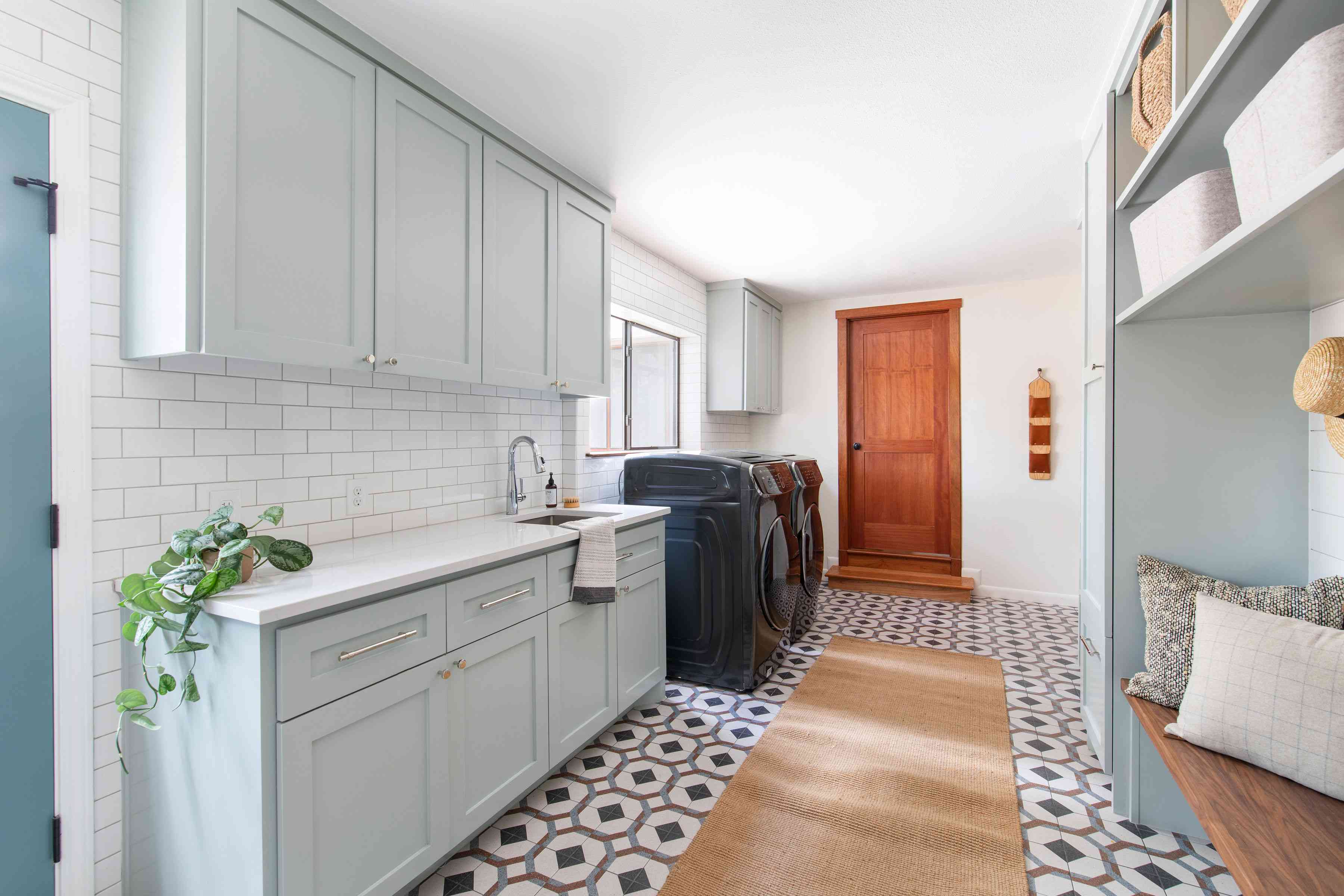 有瓷砖地板和浅蓝色橱柜的大储藏室。