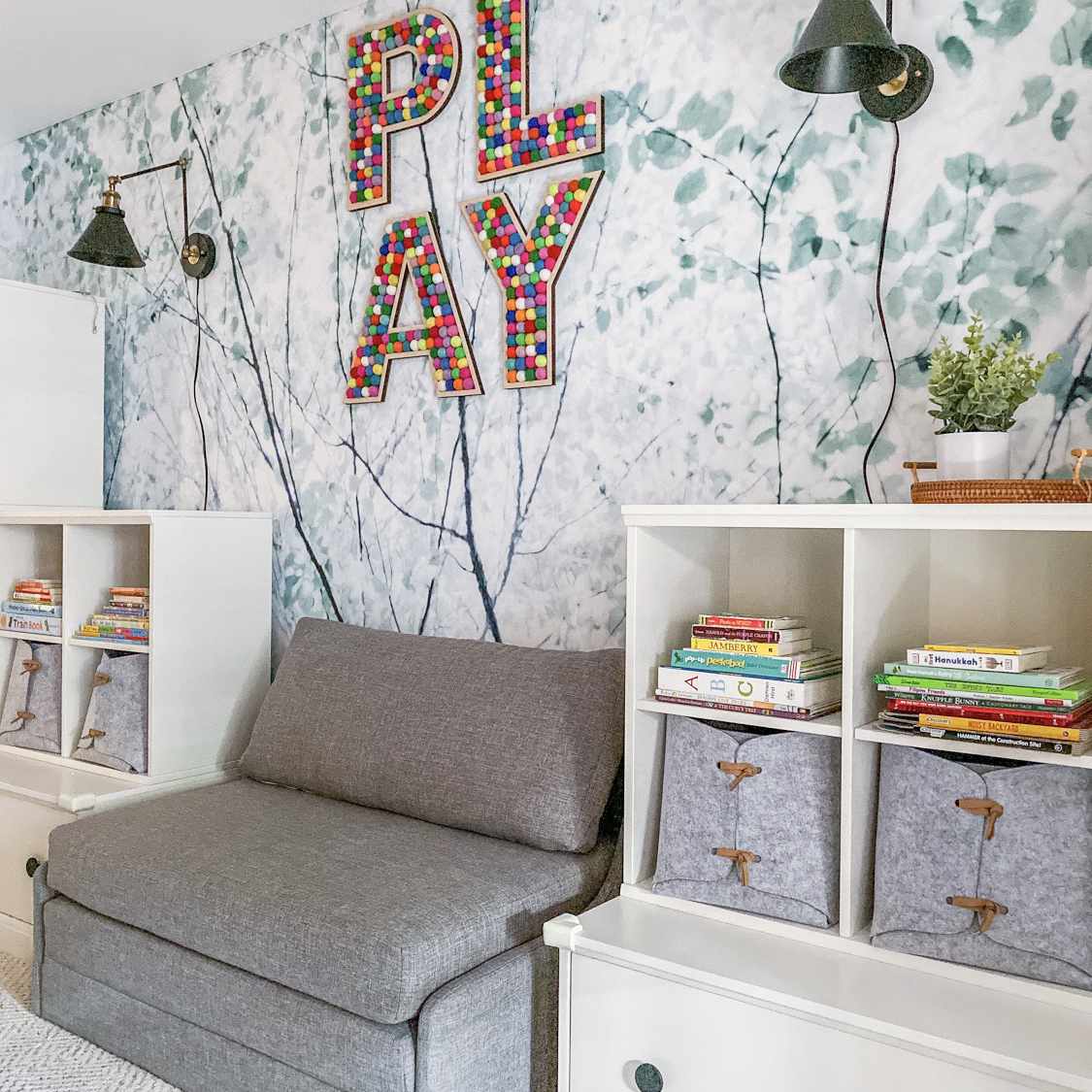 退出沙发下“玩”的迹象。