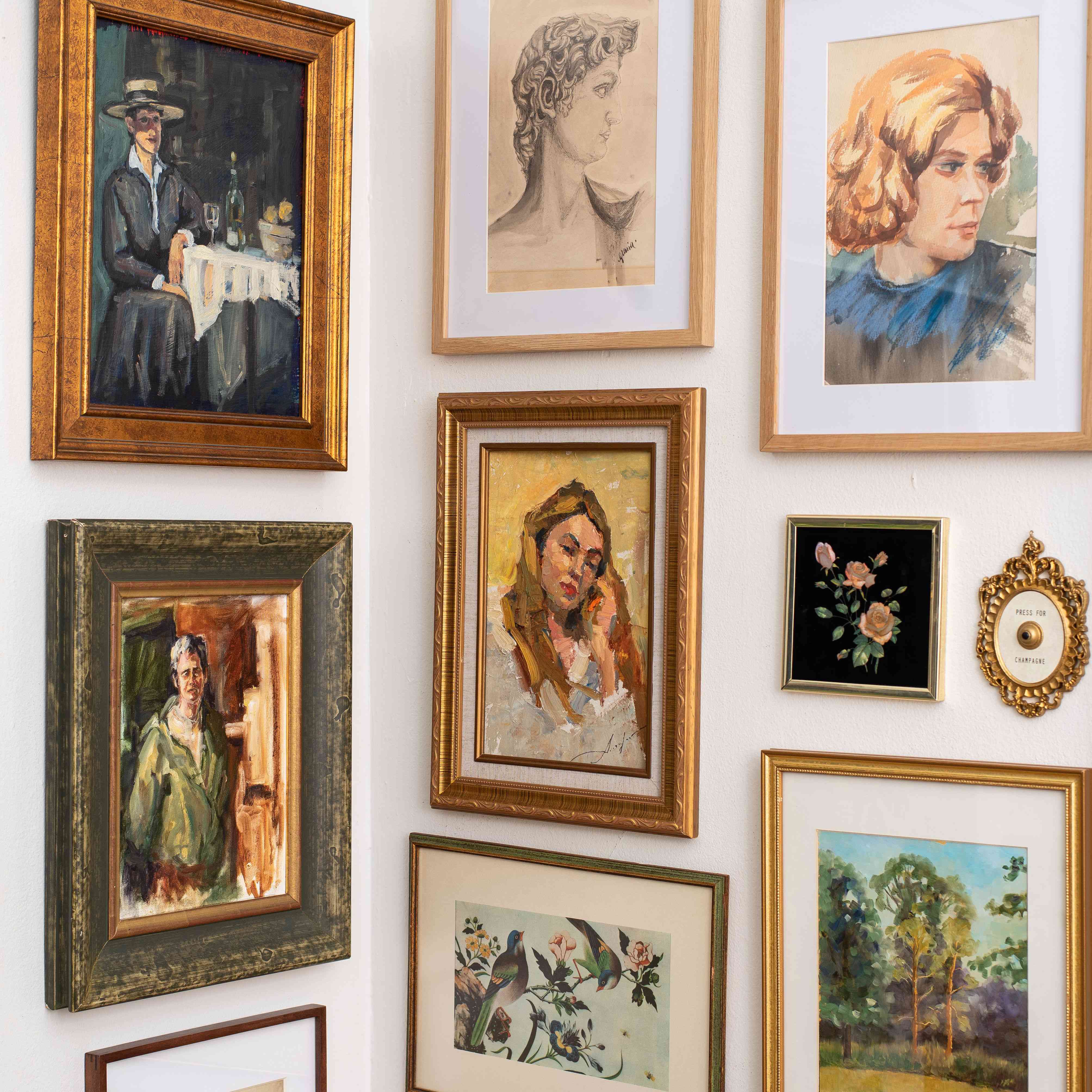 关闭在画廊墙壁的葡萄酒艺术。