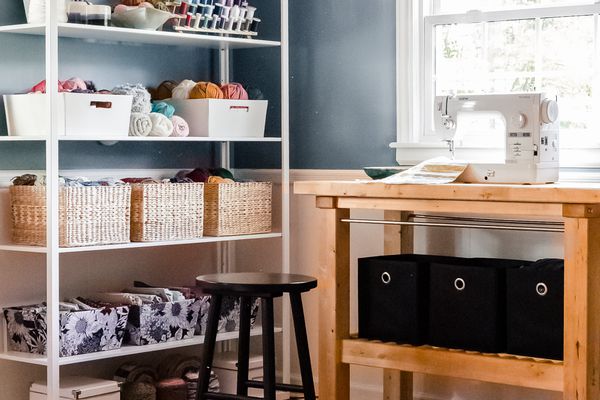 蓝色工艺室装满了极简主义家具