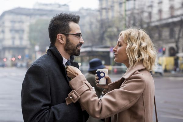 一对夫妇在街上散步