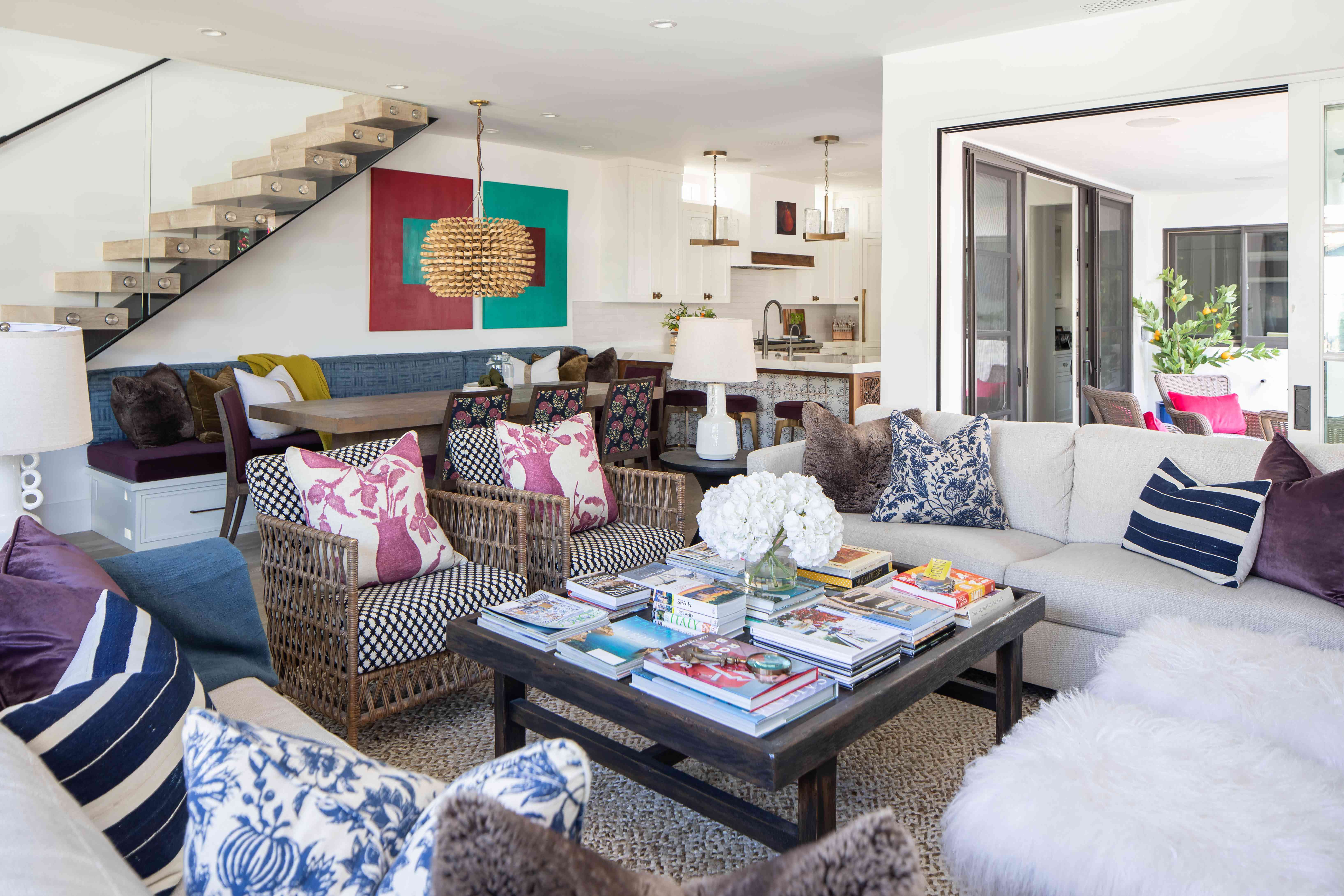 不拘一格的客厅，咖啡桌上摆满了书。