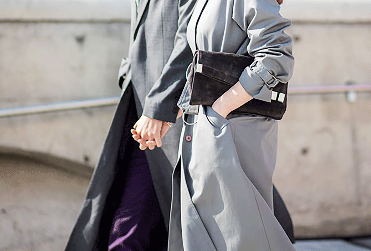 一对夫妇步行控股手中裁剪镜头