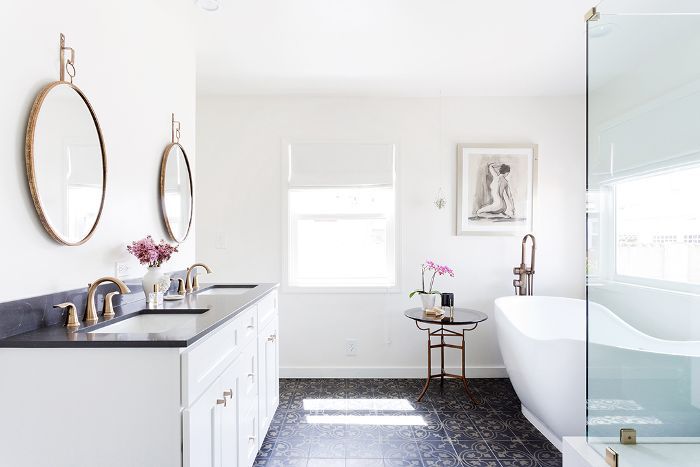 与独立的浴缸浴室