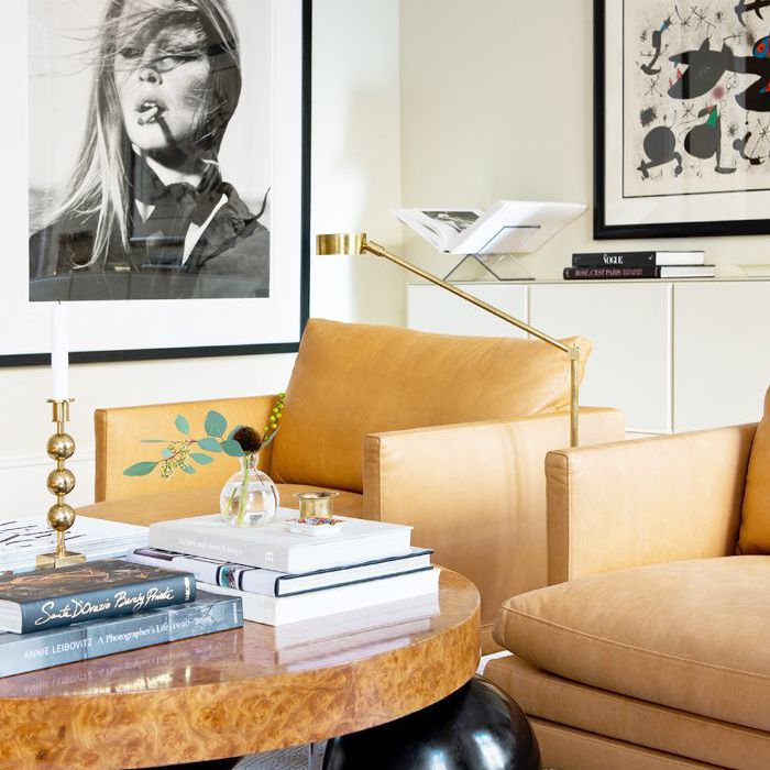 不拘一格的客厅与雕塑茶几