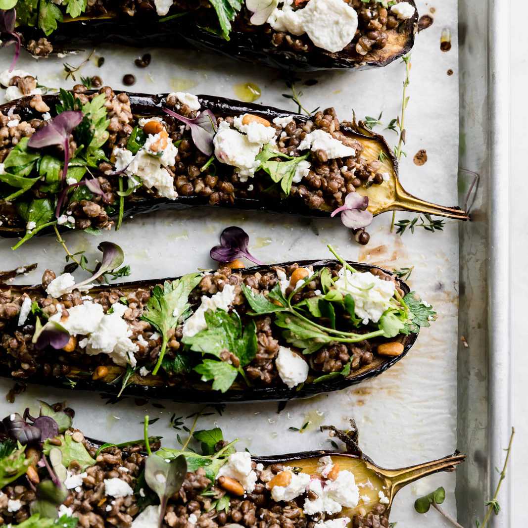 烤茄子配山羊奶酪、扁豆和百里香