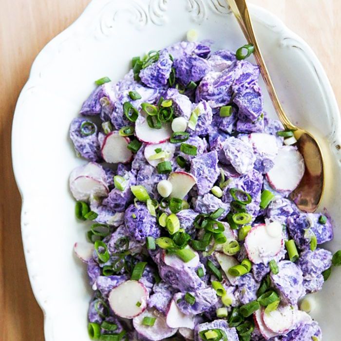 一盘红薯沙拉演示了parmentier(中等大小的骰子)刀切技术