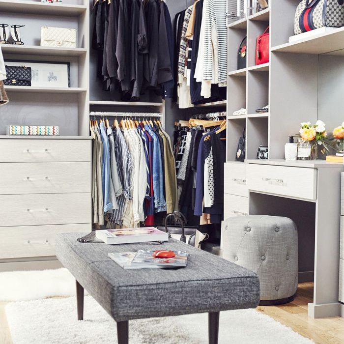 有组织的步入式衣柜