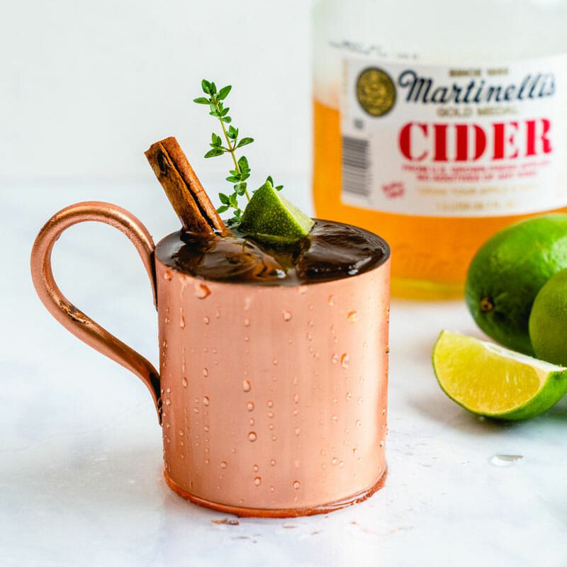 在铜杯子的苹果汁骡子用肉桂条。