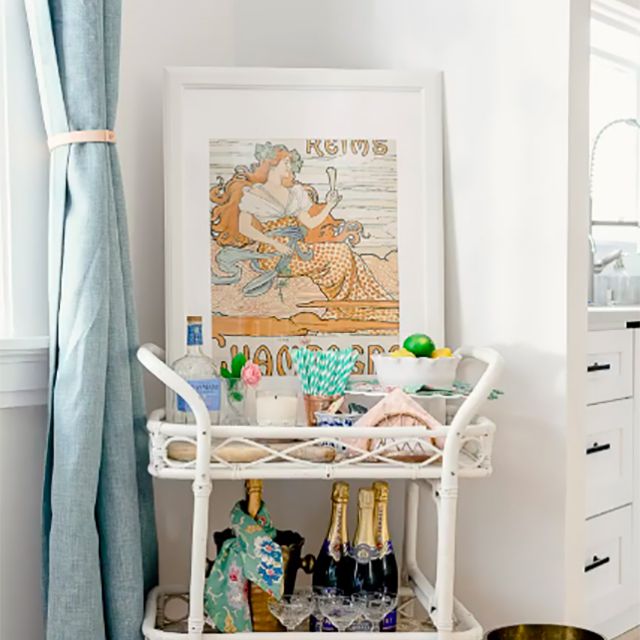 在白色酒吧推车的淡色艺术品