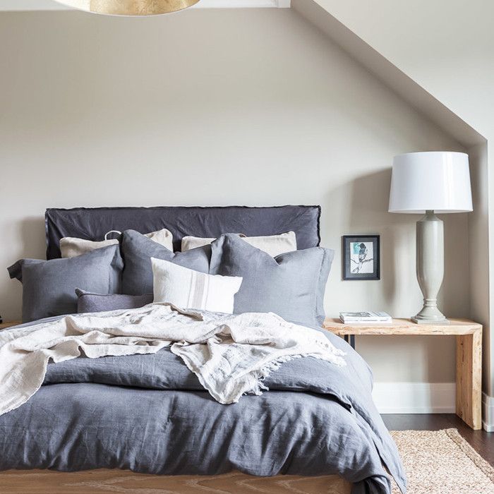 与目标家庭的床上用品和家具的卧室