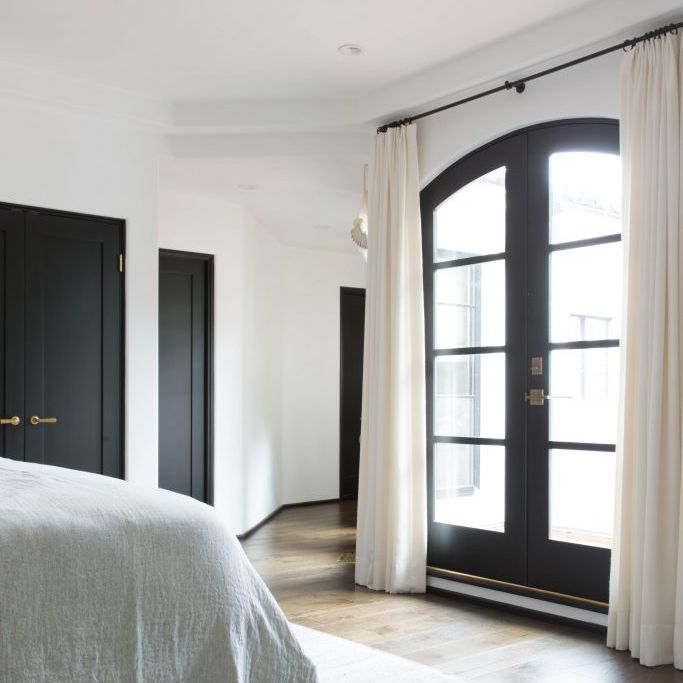 有窗帘的卧室垂悬在玻璃门上