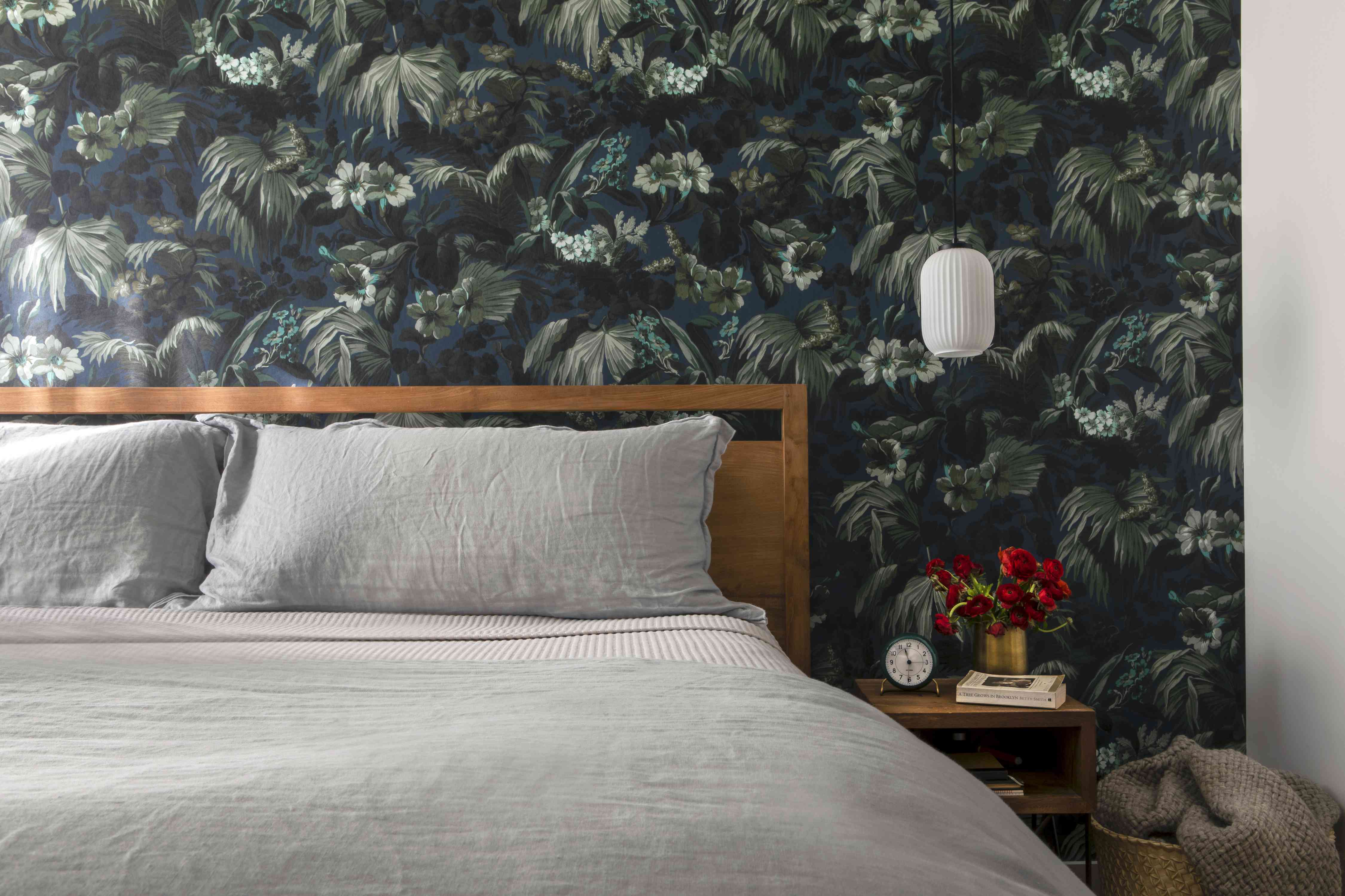 植物墙纸的卧室。