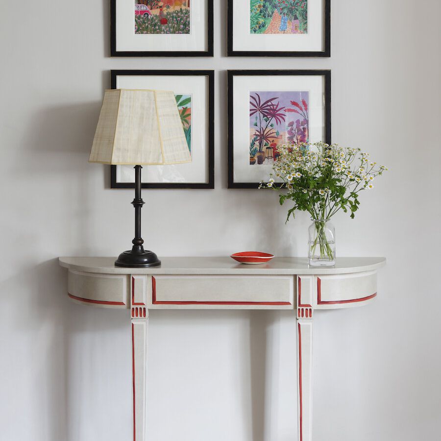 几个五颜六色的印刷品附近的小象牙控制台表