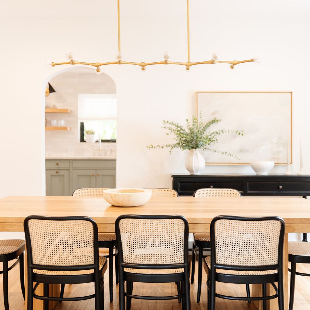 明亮通风的餐厅。