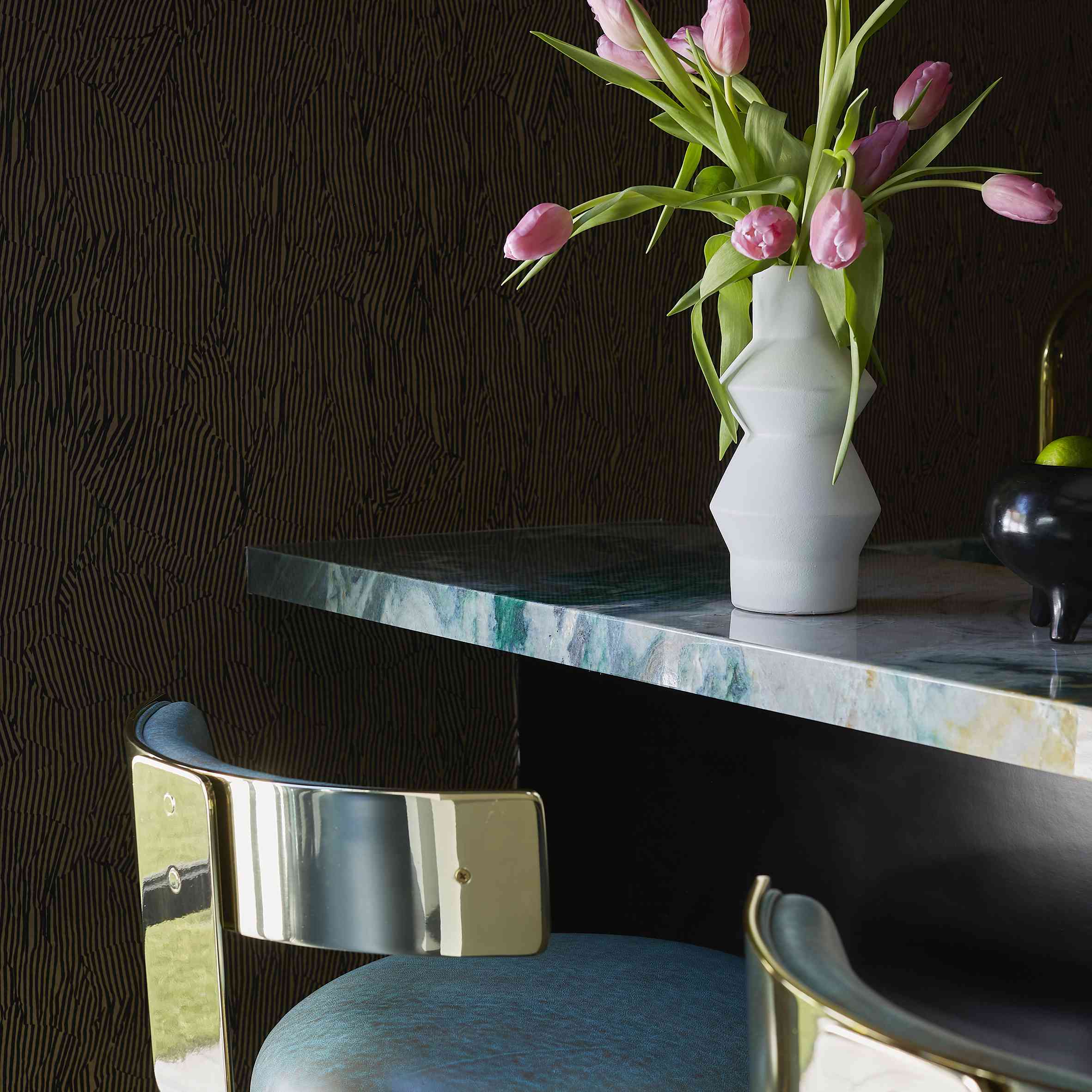 关闭有郁金香的酒精汇率在柜台。