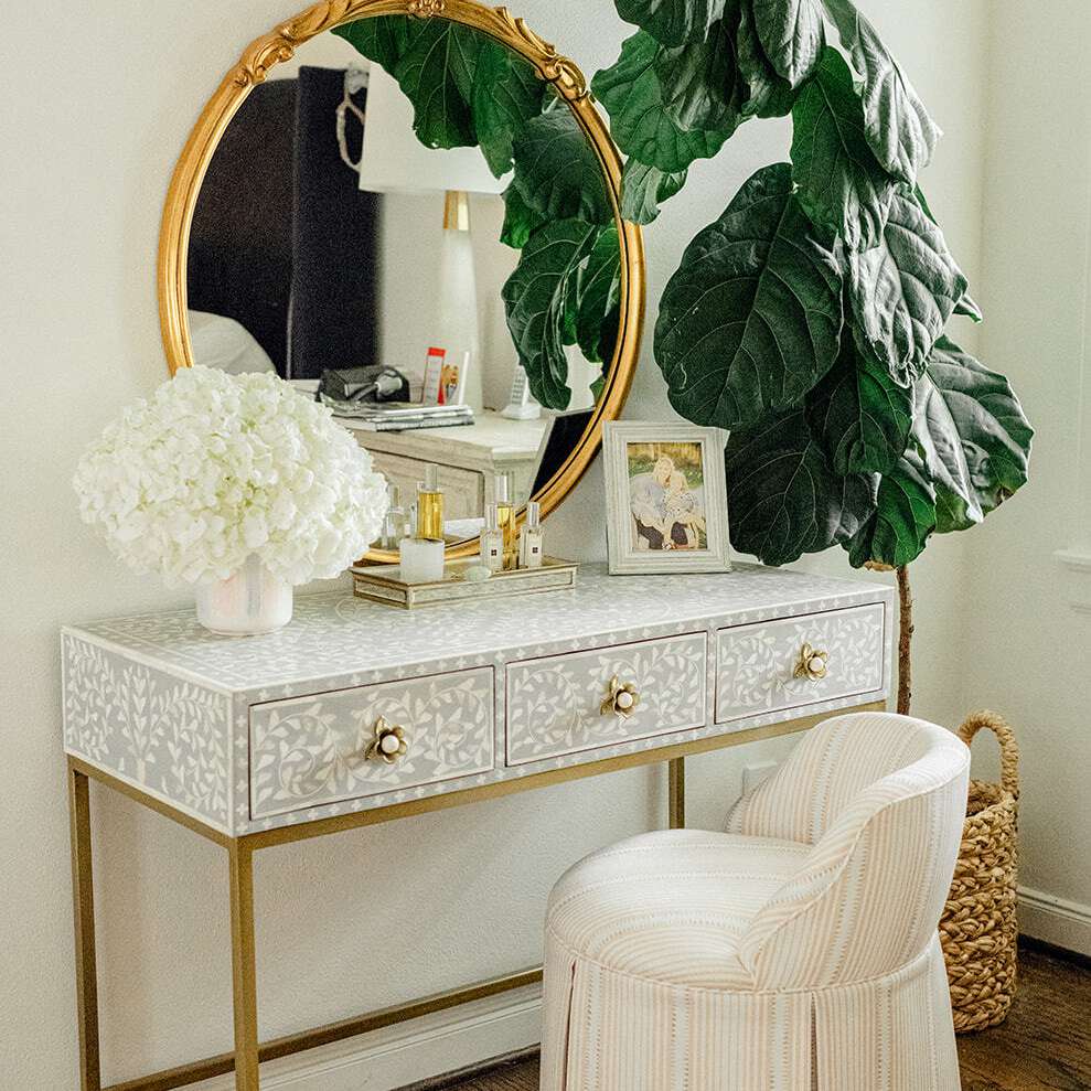 优雅的梳妆台设置与大型人造小提琴叶图。