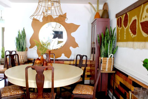 在镜子后的被绘的太阳在餐厅墙壁上。