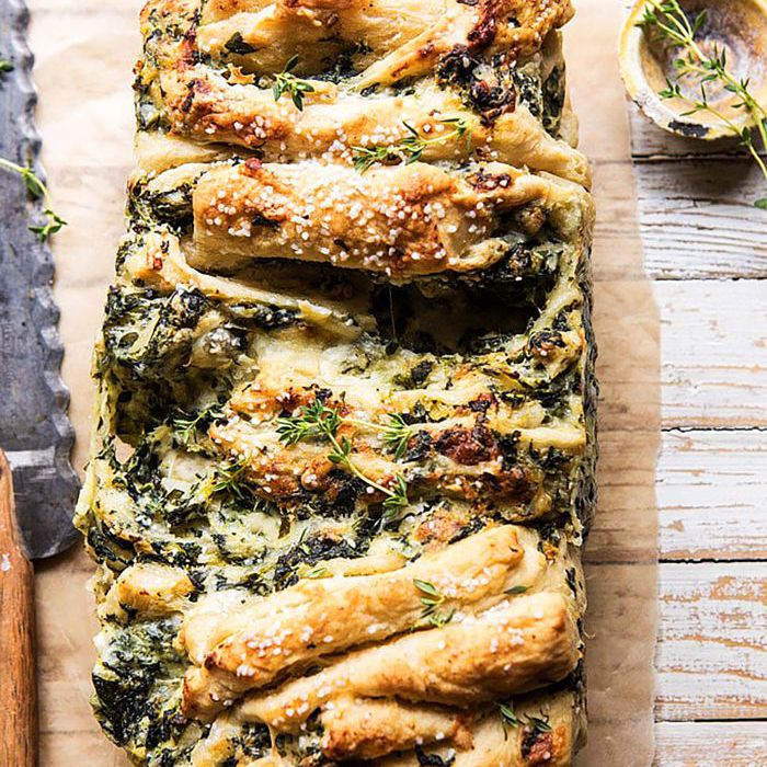 香草菠菜和朝鲜蓟拉开椒盐脆饼面包