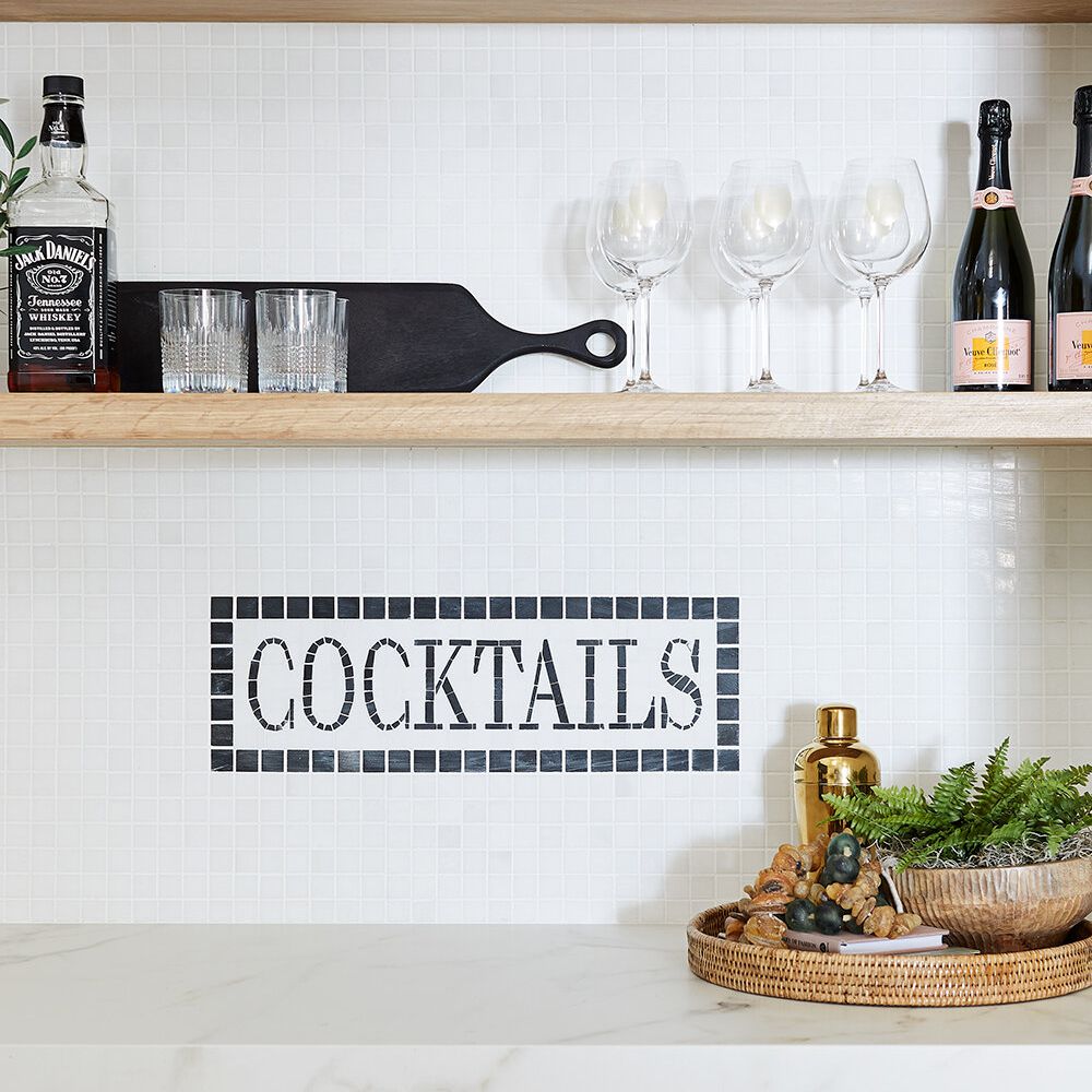 一个湿酒吧背板，拥有一个马赛克拼写出“鸡尾酒”这个词