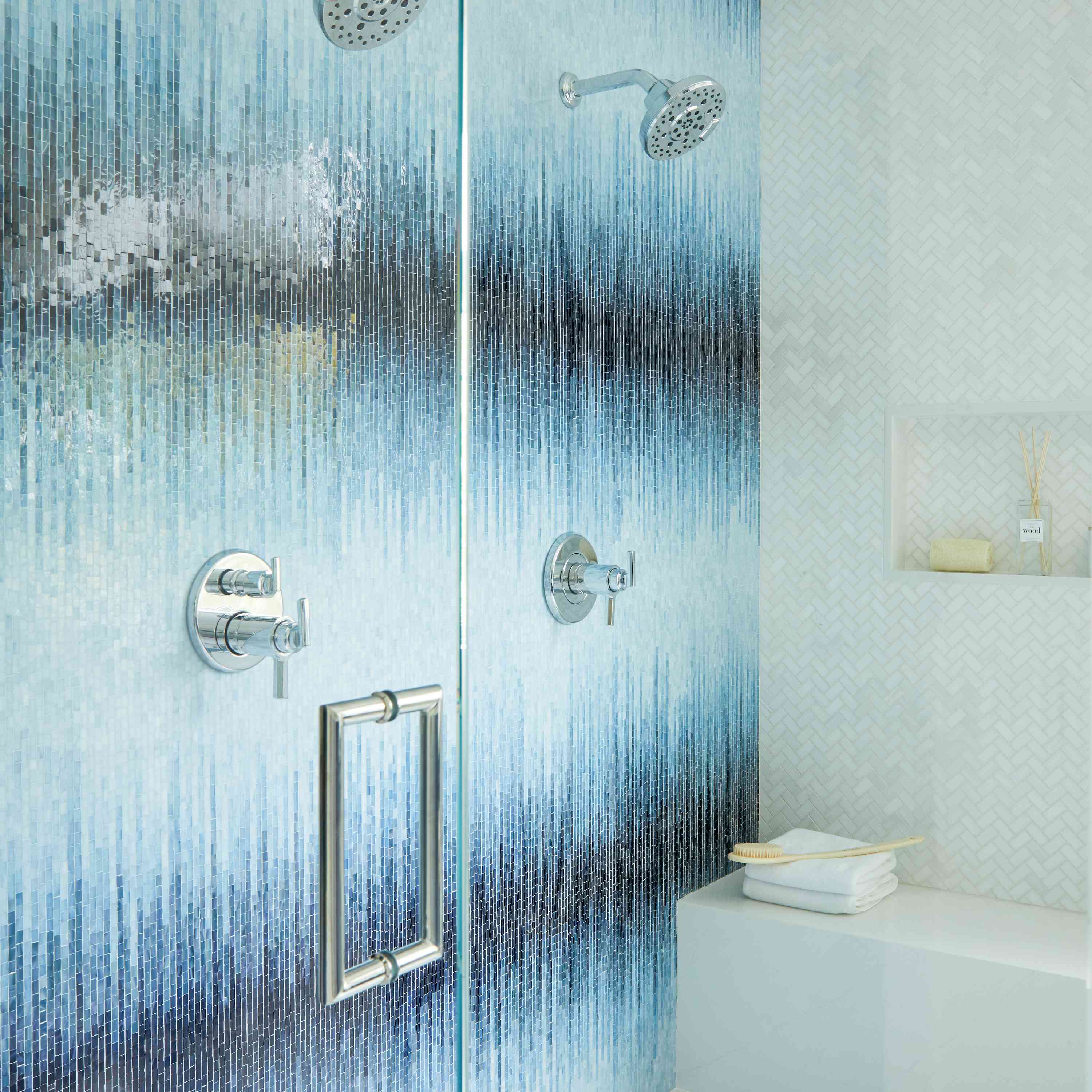 蓝色瓷砖淋浴。