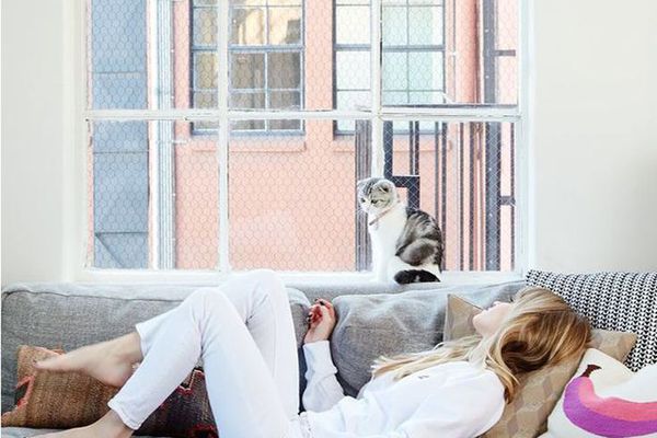 一个女人趴在她的猫沙发