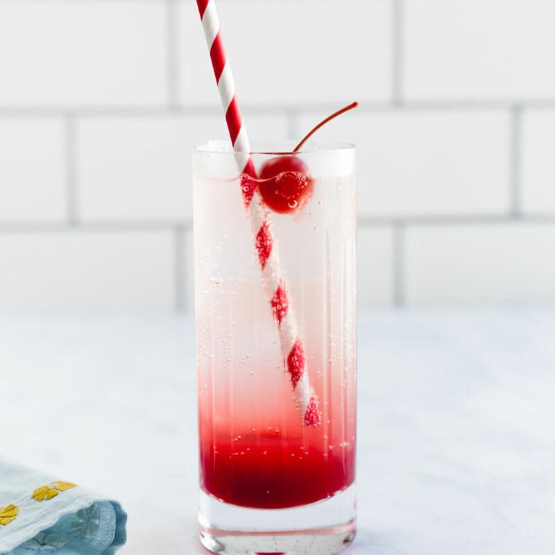 在一个高玻璃的自创雪莉寺庙与秸杆。