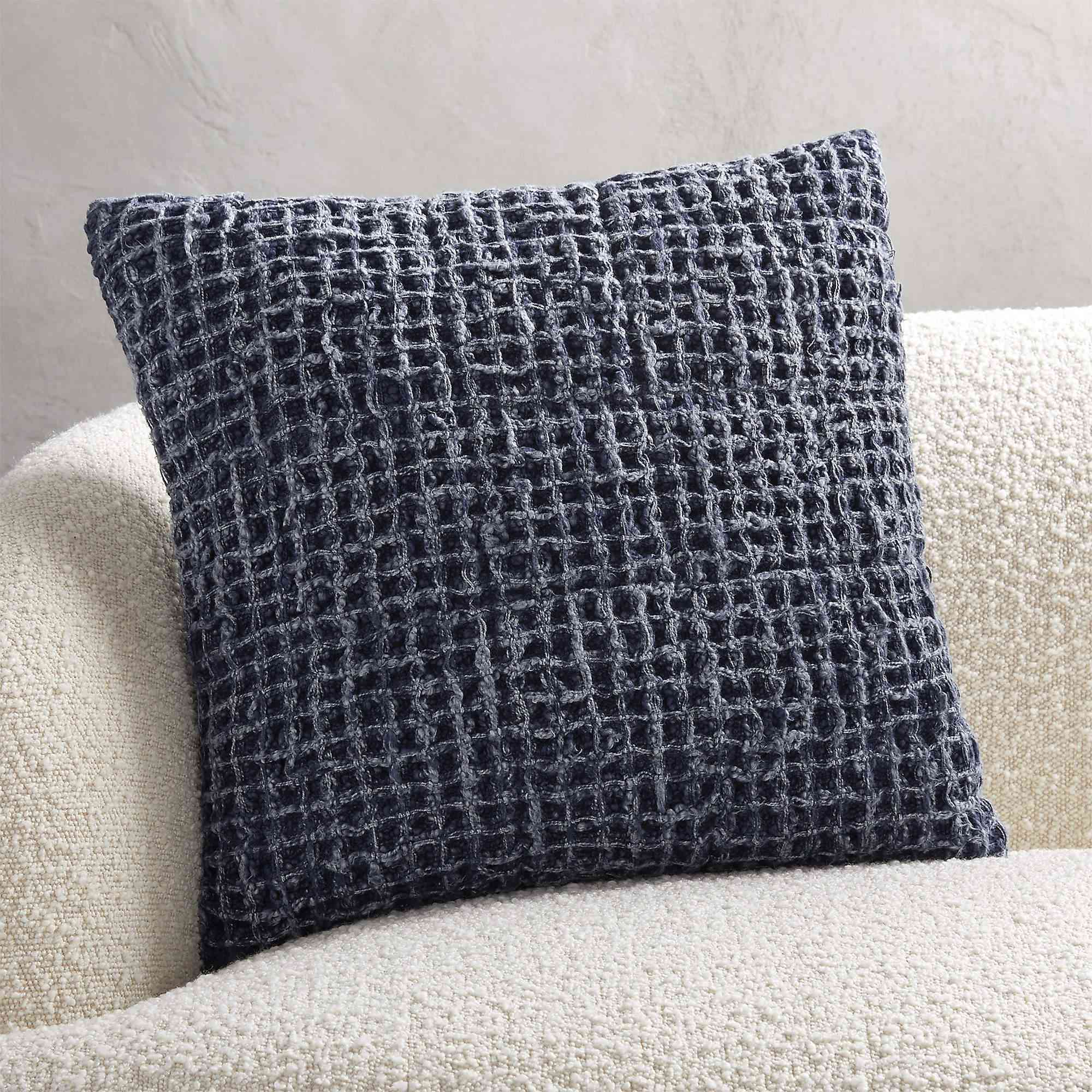 一款华夫饼干靛蓝枕，目前在CB2出售