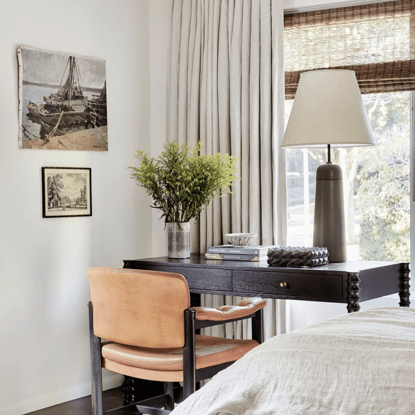 一套窗帘层叠在一套百叶窗上