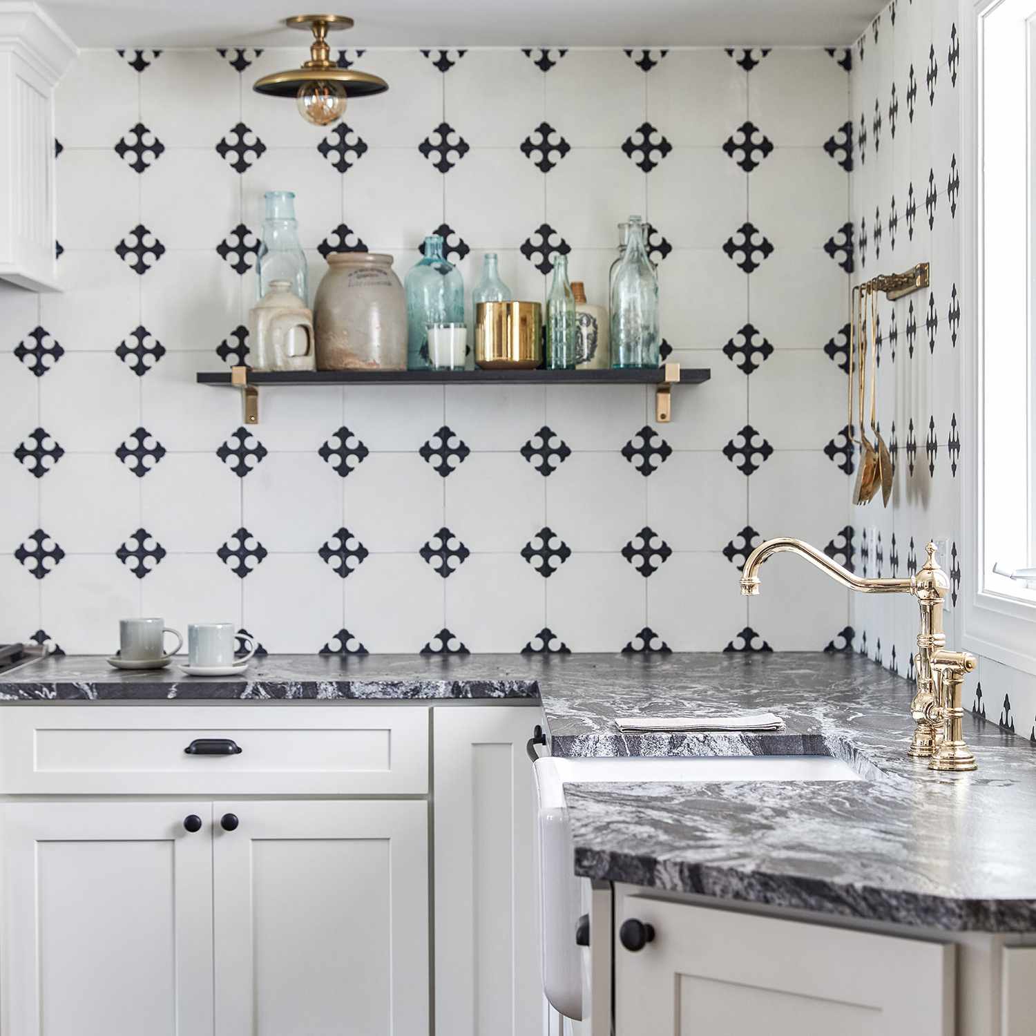 一个大胆的背板的厨房