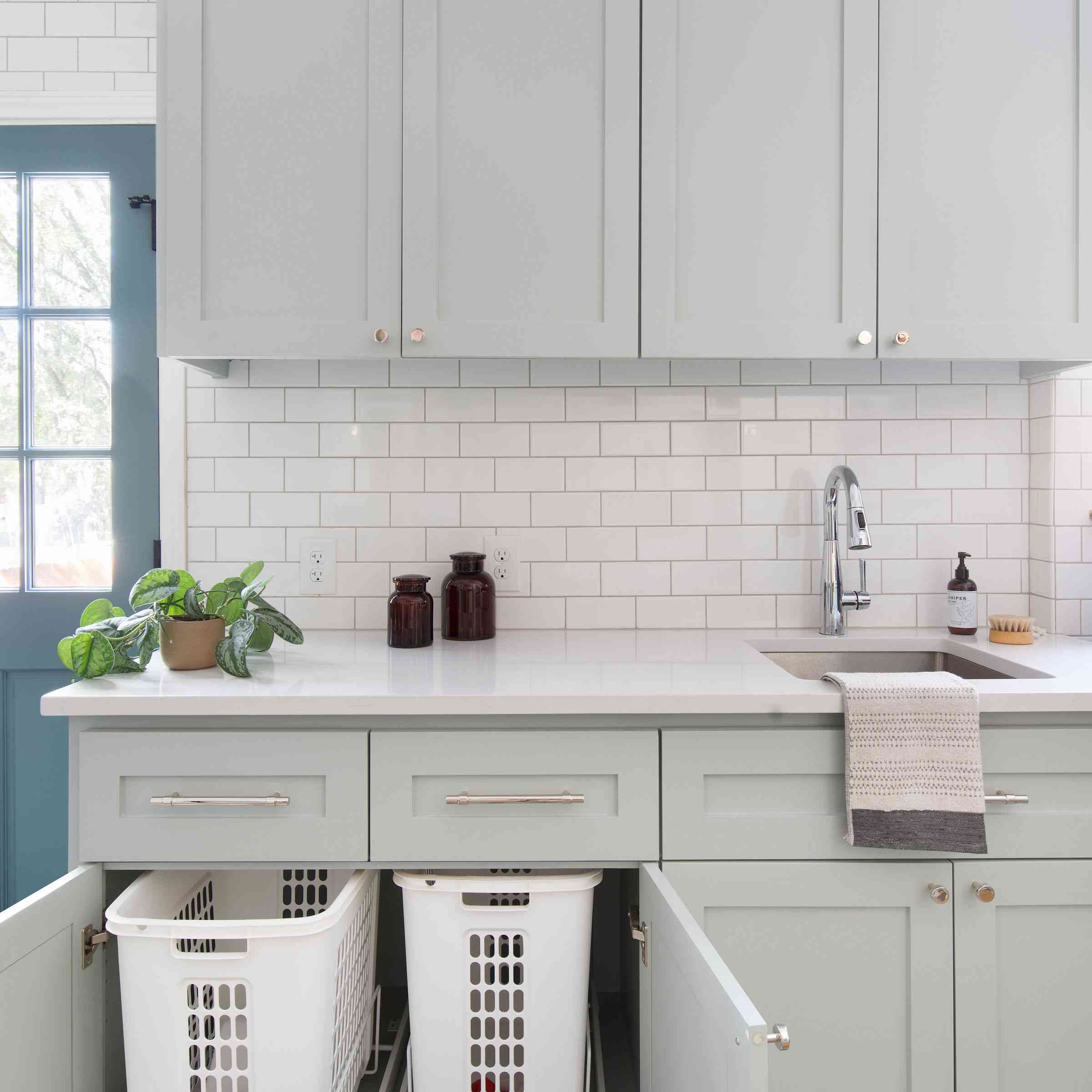 两个拉篮从底部的柜子。