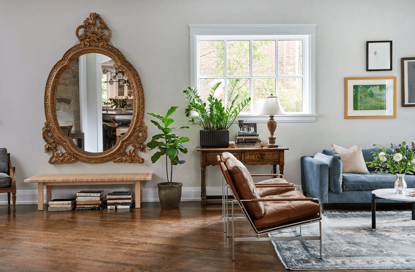 带华丽的镜子的客厅