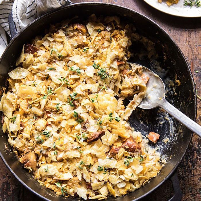 秋天晚餐的主意-自制的鸡肉面条砂锅