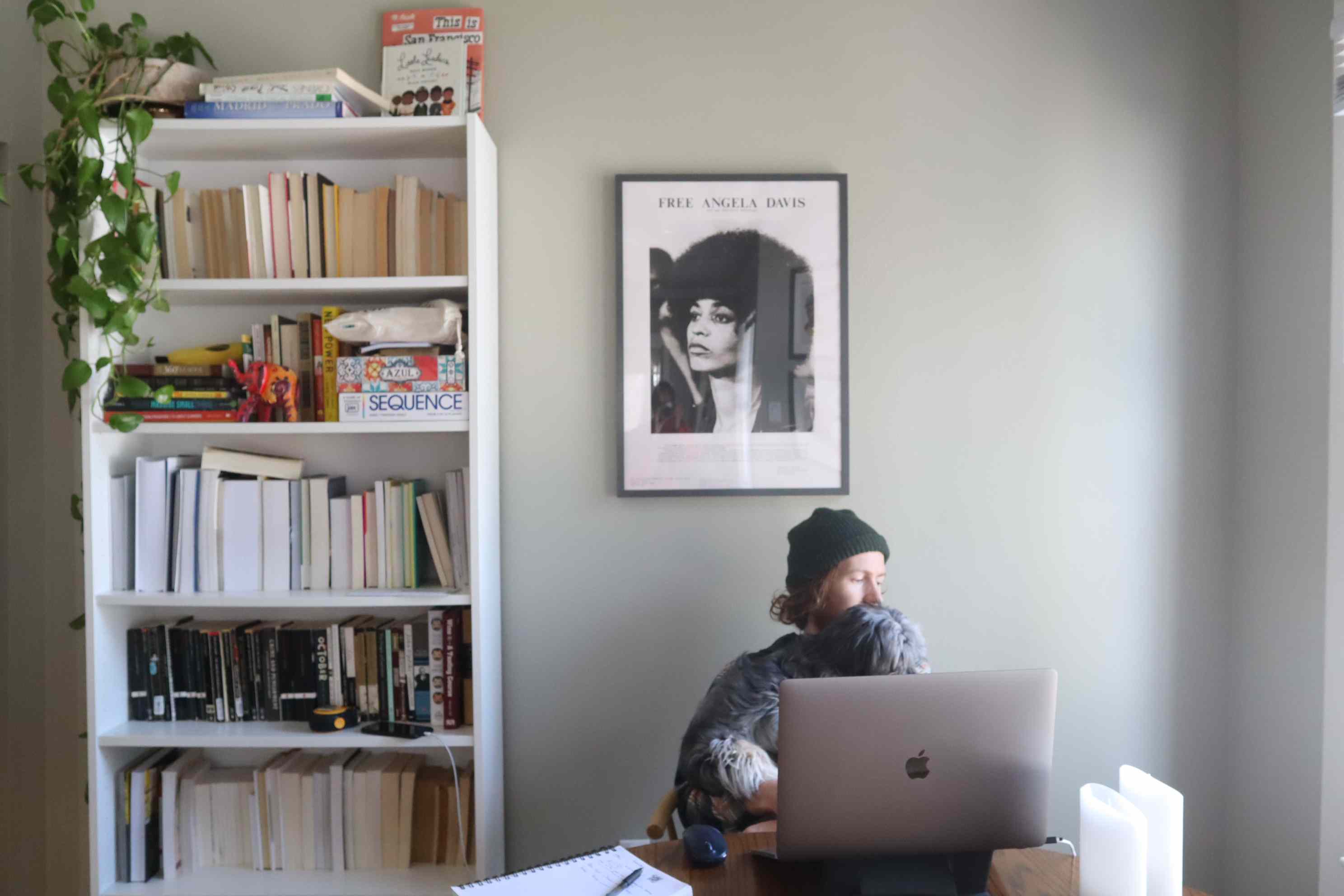 安吉拉戴维斯照片在书架旁边