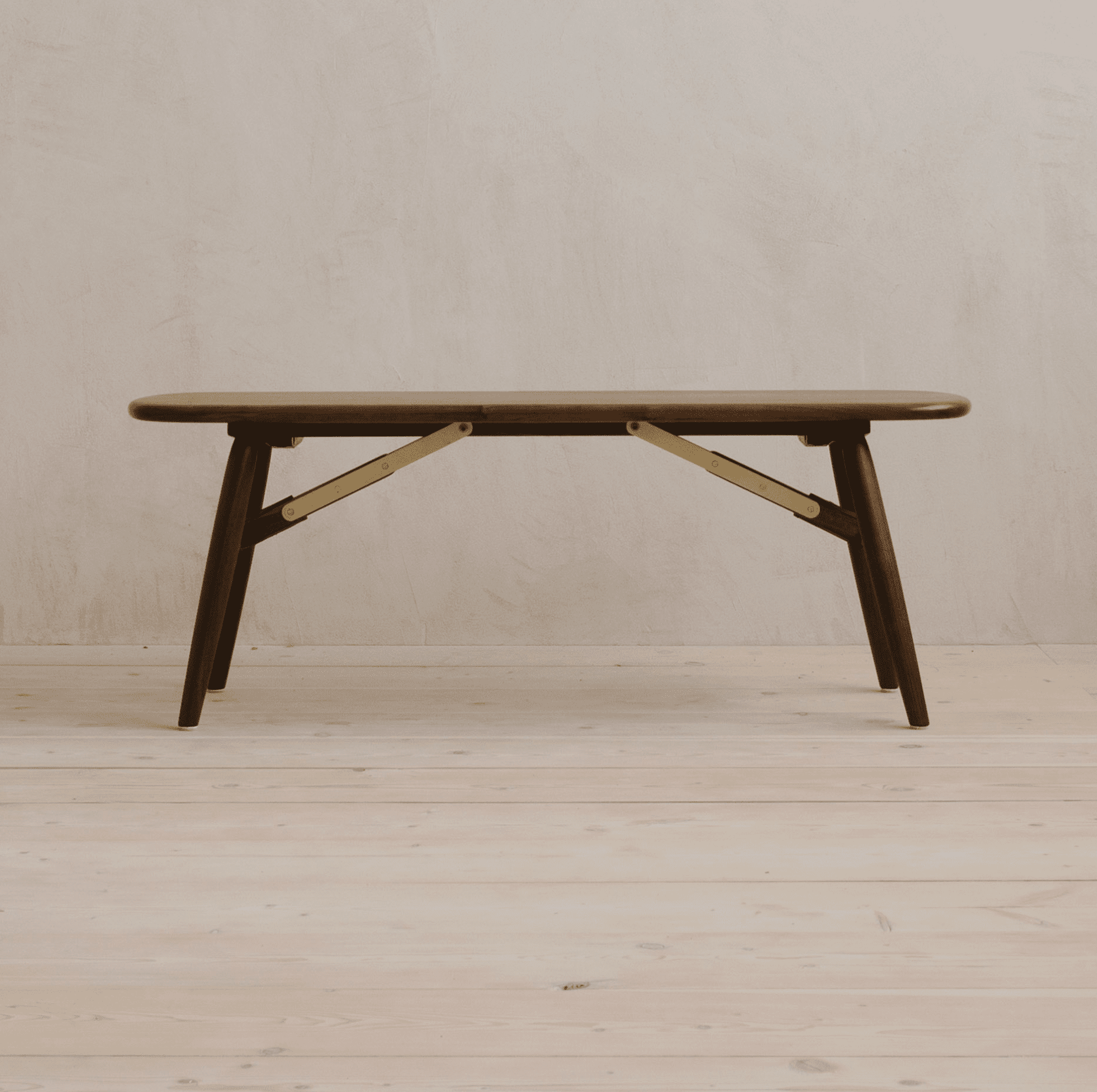 天然胡桃木的游牧民长凳