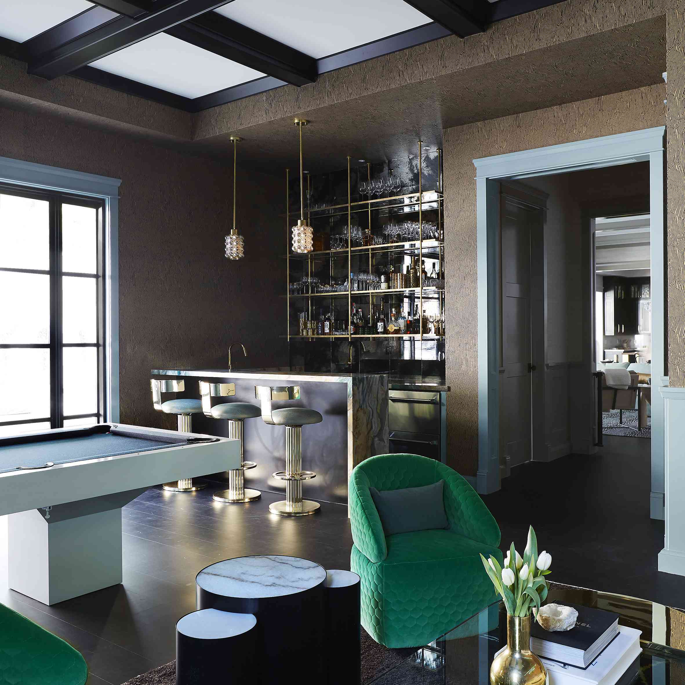 现代生活空间感觉令人情绪化和戏剧性。