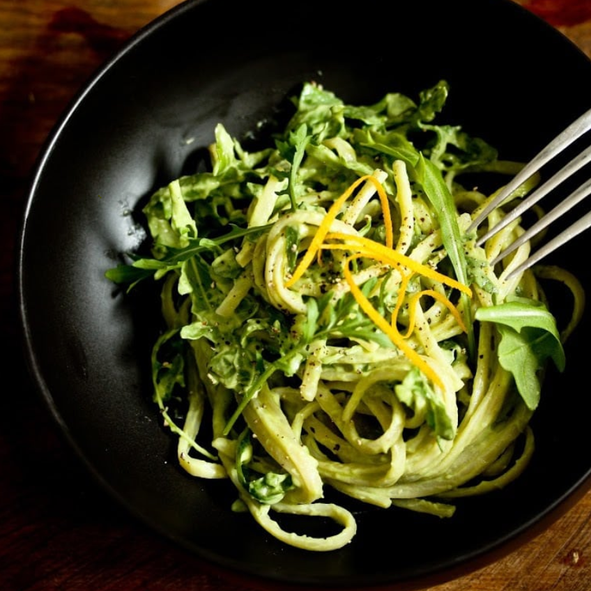 奶油鳄梨扁面条配柠檬和芝麻菜