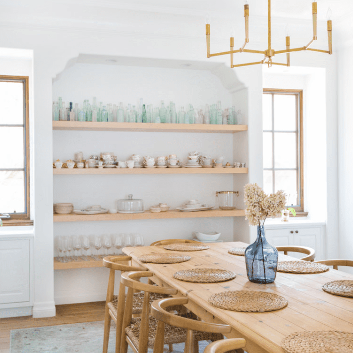 装饰有编织桌垫和一小瓶花的餐桌