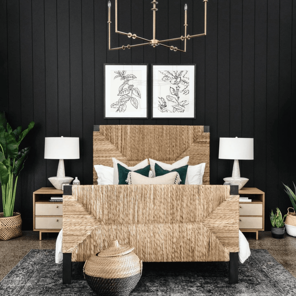 一间黑色的卧室里有两盏醒目的台灯和一盏棱角分明的枝形吊灯