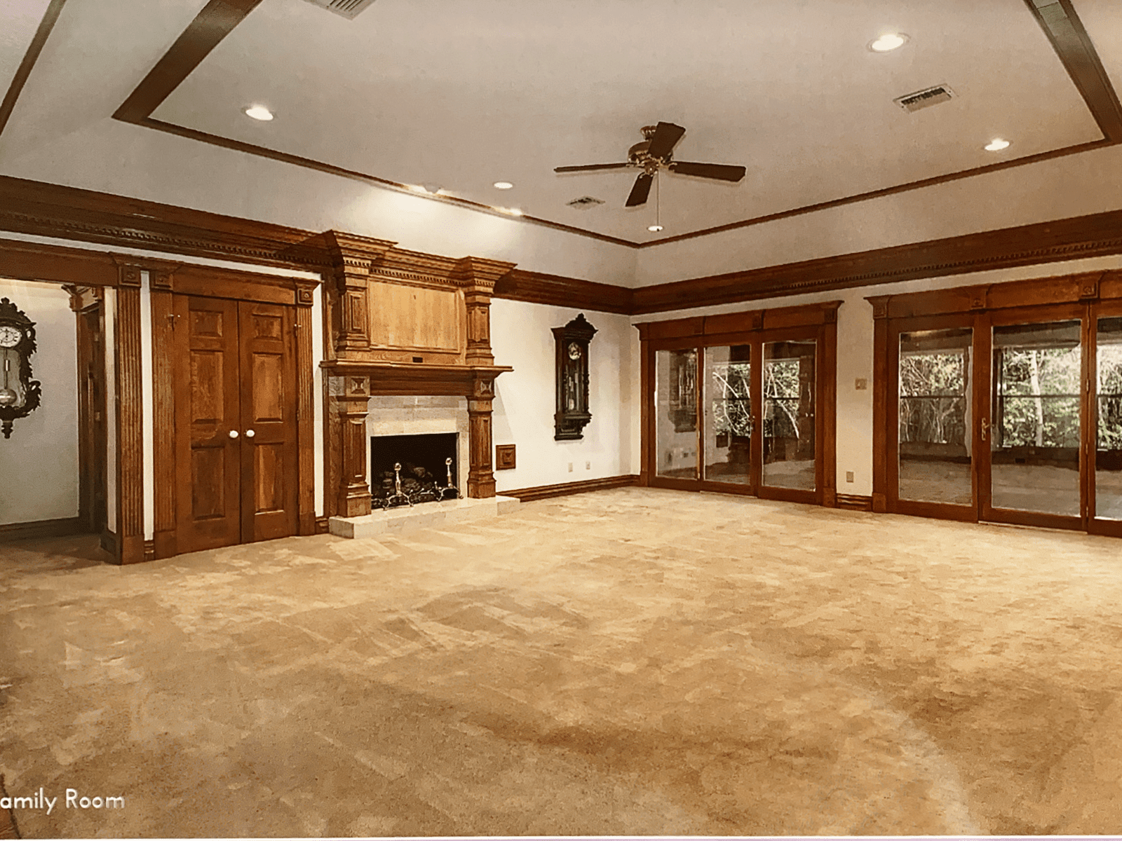 在拍摄大型黑暗的客厅之前。