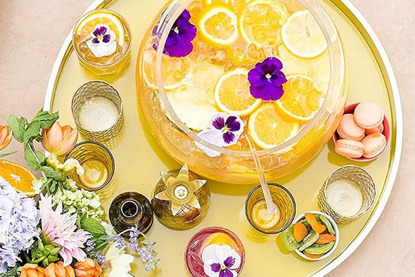 在一个大拳打碗的五香朗姆酒鸡尾酒。