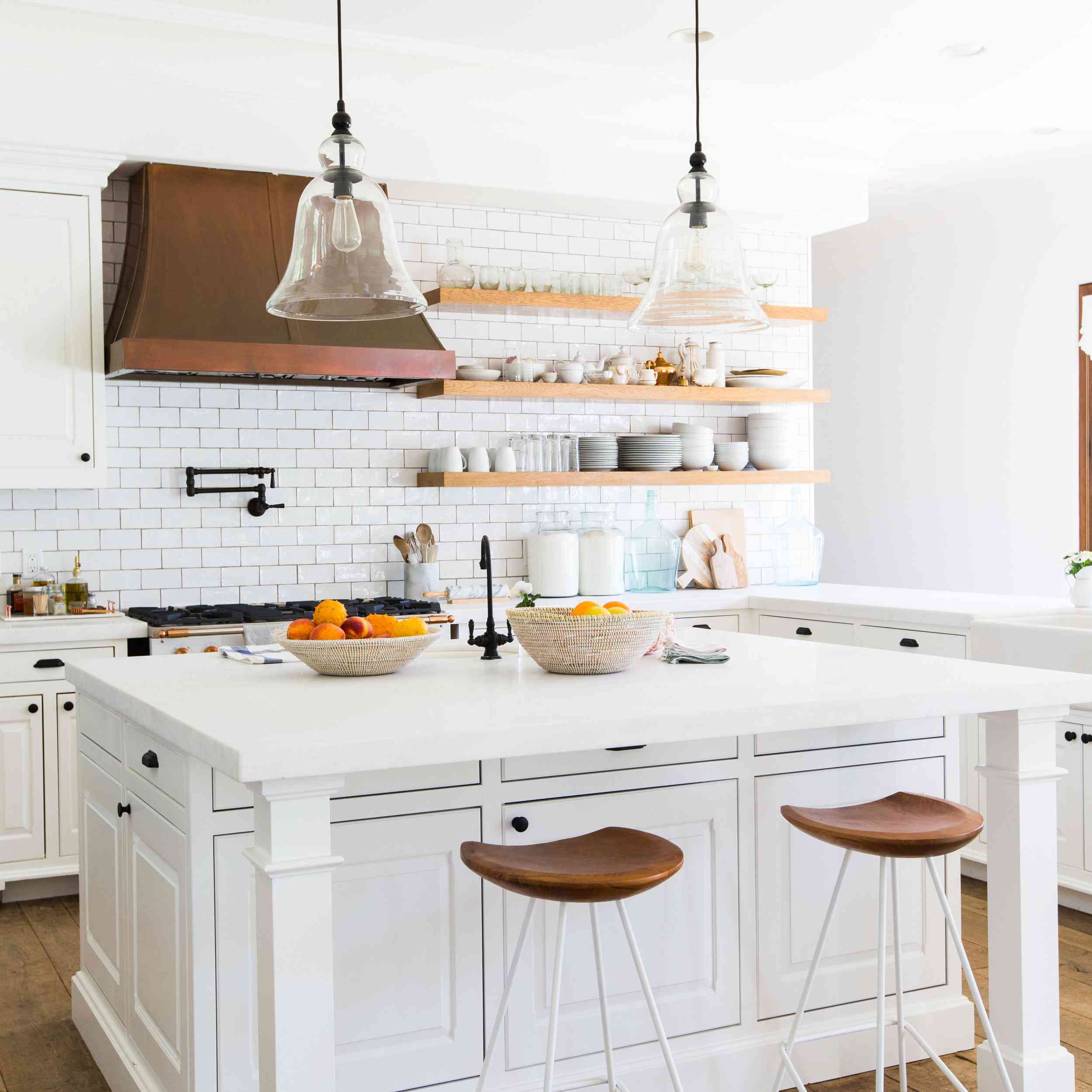 最好的厨房理念 - 所有的白色厨房用彩色水泥浆