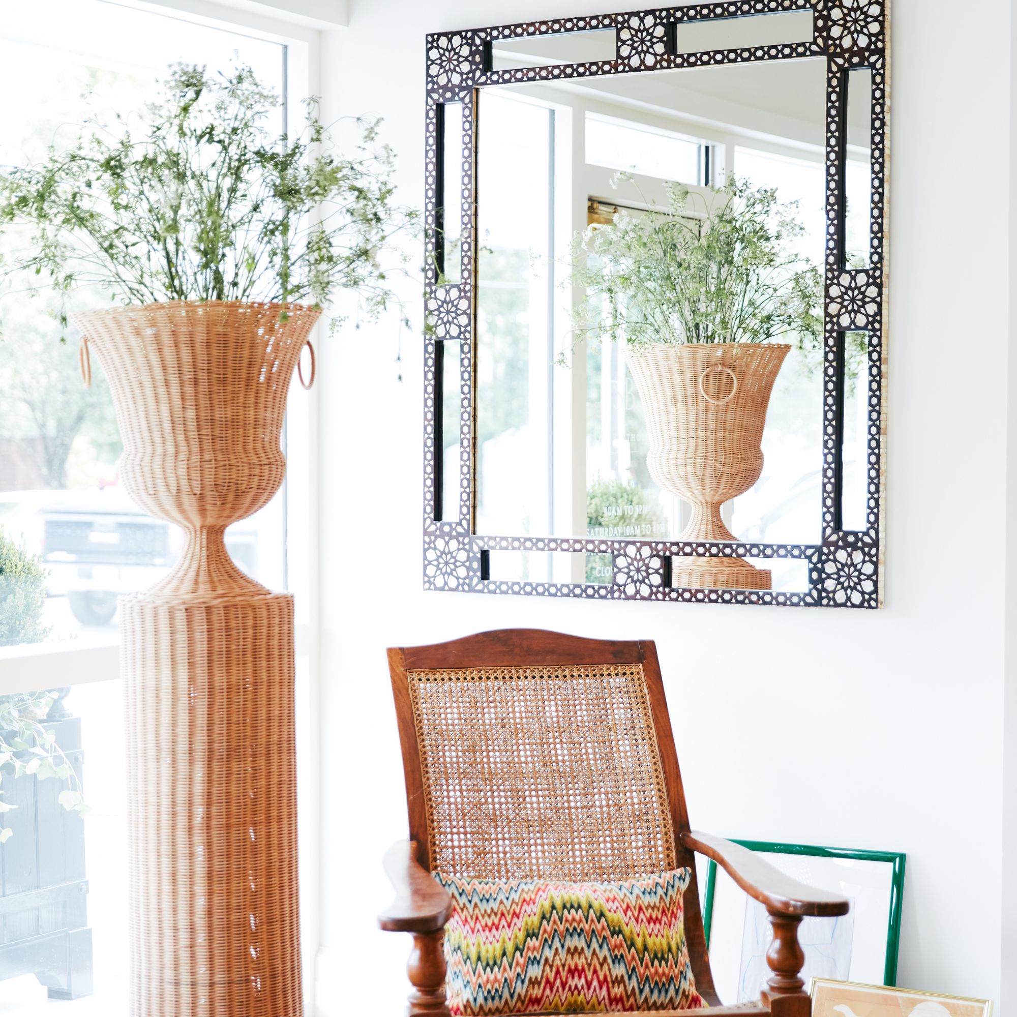 有一个高大的播种机一个阅读角落”class=