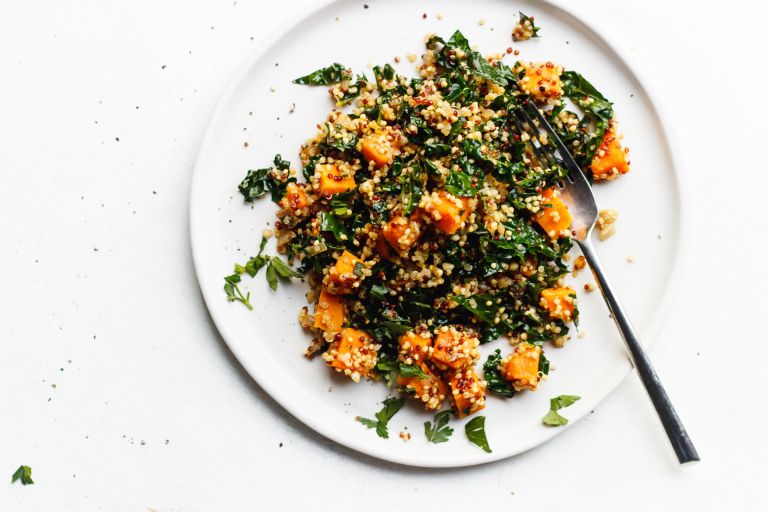 一锅甘薯藜麦煎锅，配甘蓝和鼠尾草