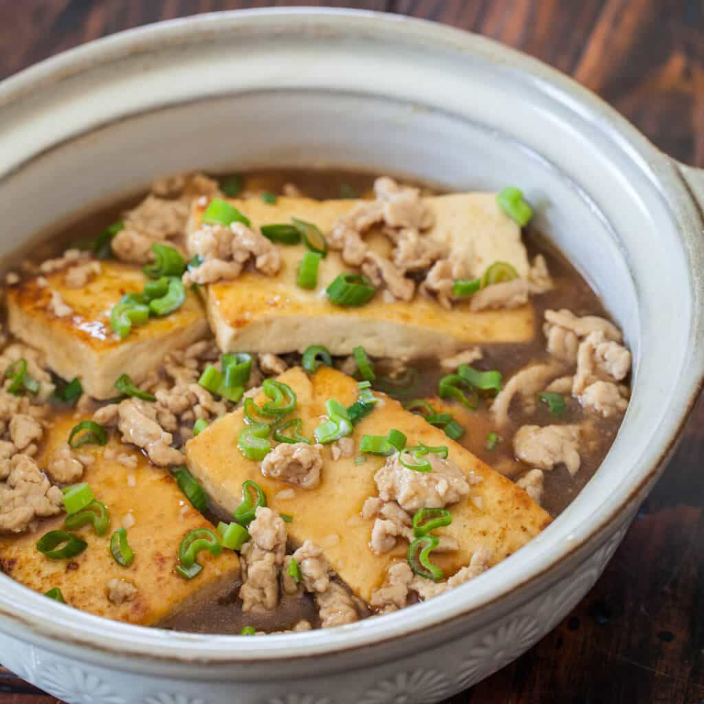 在热气腾腾的厨房里炖豆腐和猪肉末