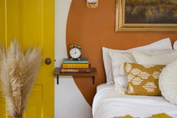 卧室用黄色和橙色口音，涂太阳