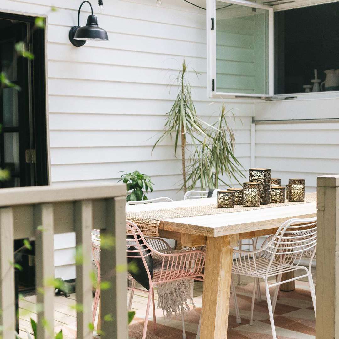 户外露台配有餐桌